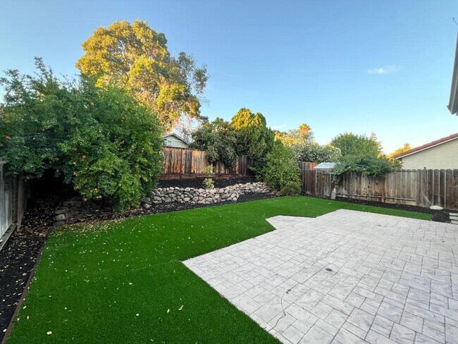 Foto del edificio - 5041 Winterglen Way