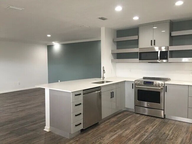Foto del edificio - 6815 Edgewater Dr