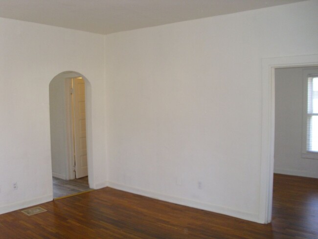 Building Photo - Centrally located 1-2 Bedroom