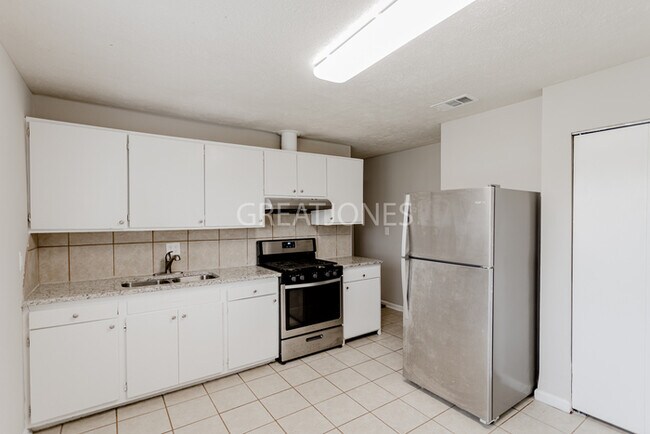 Building Photo - NOW OFFERING $250 OFF FIRST FULL MONTH IF ...