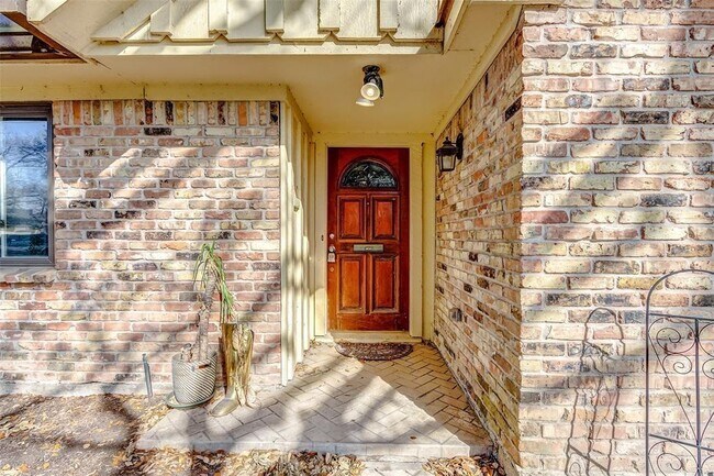 Foto del edificio - 9207 Landsdowne Dr