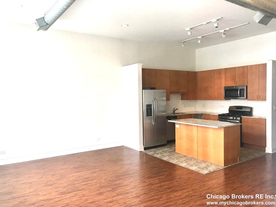 Primary Photo - 1270 N Milwaukee Ave