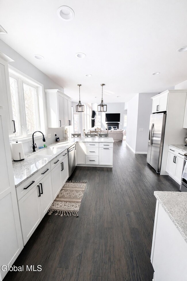 Foto del edificio - 40 Haywood Ln