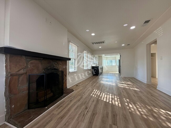 Building Photo - 1695 E Indianola Ave