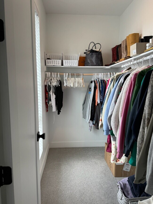 Foto del edificio - "Spacious 4-Bed Townhouse with Scenic Views & Rooftop Patio in American Fork!"