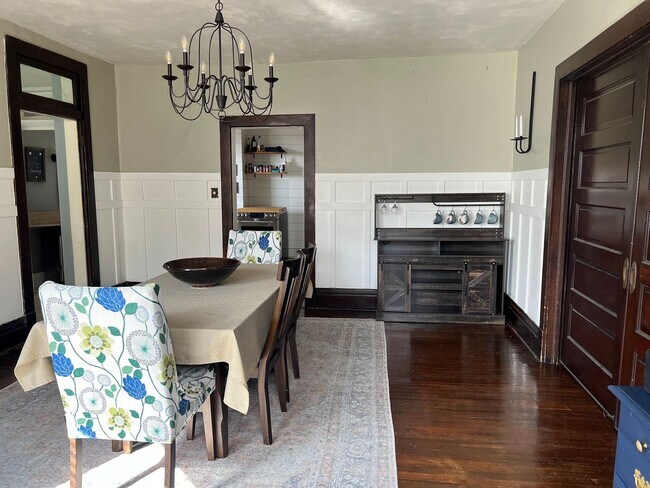 Foto del edificio - Charming 3 Bedroom with Lush Sunset Views ...