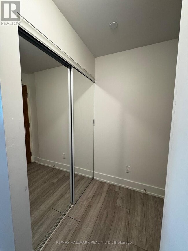 Building Photo - 1215 Bayly St