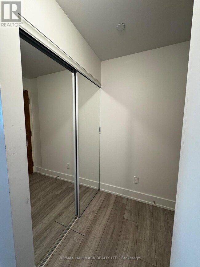 Photo du bâtiment - 1215 Bayly St