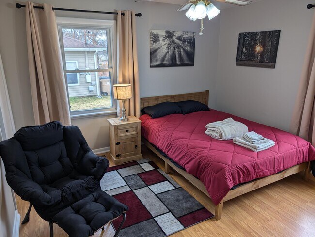 Building Photo - June St - 2 bed/2 bath