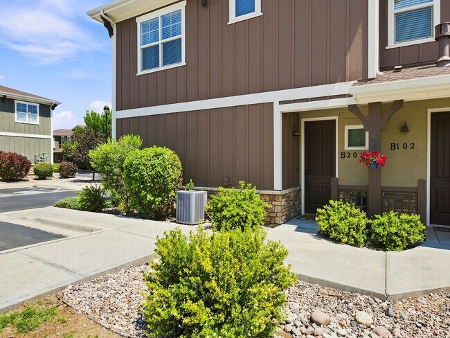 Foto del edificio - 5851 Dripping Rock Ln