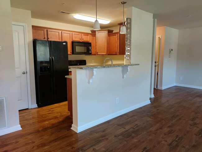 Building Photo - Gorgeous 2 bedroom 2 bath condo on 2nd flo...