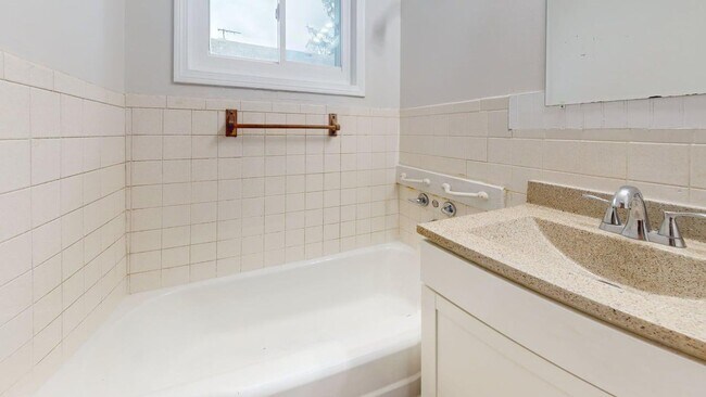 Building Photo - Charming 2 Bedroom Home in Akron