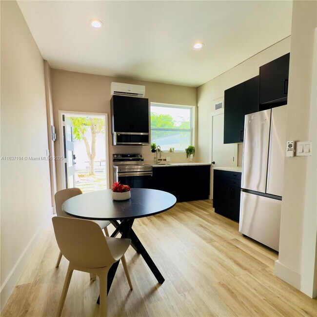 Foto del edificio - 220 NW 126th St