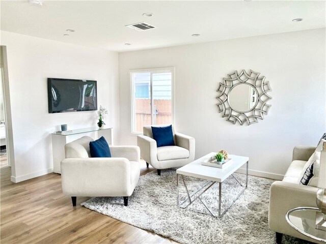 Foto del edificio - 7512 Balboa Blvd