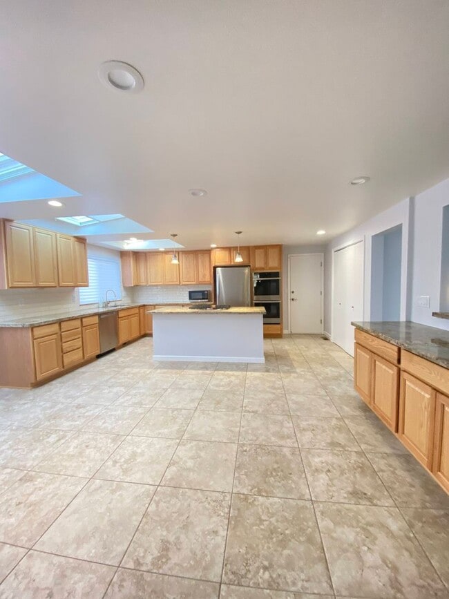 Building Photo - Large 5 Bedroom off of Mayberry Dr.