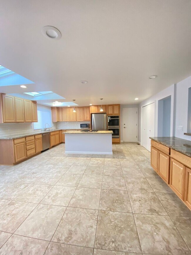 Foto del edificio - Large 5 Bedroom off of Mayberry Dr.