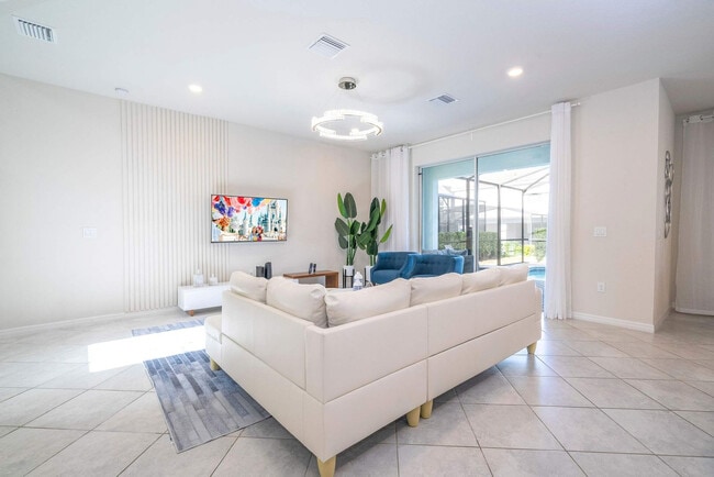 Building Photo - 7392 Oakmoss Loop