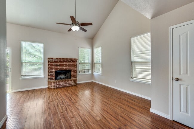 Photo - 598 Harbour Town Dr House