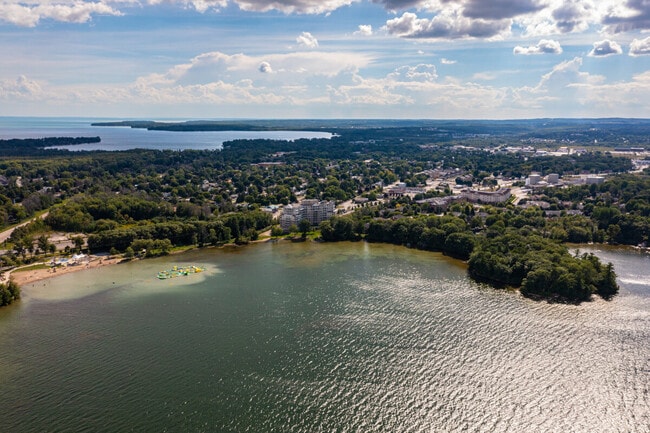 Orillia is bordered by Lake Simcoe and Lake Couchiching.