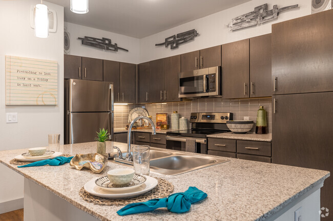 2BR, 2BA - 975SF - Kitchen - The Grand at Stonecreek