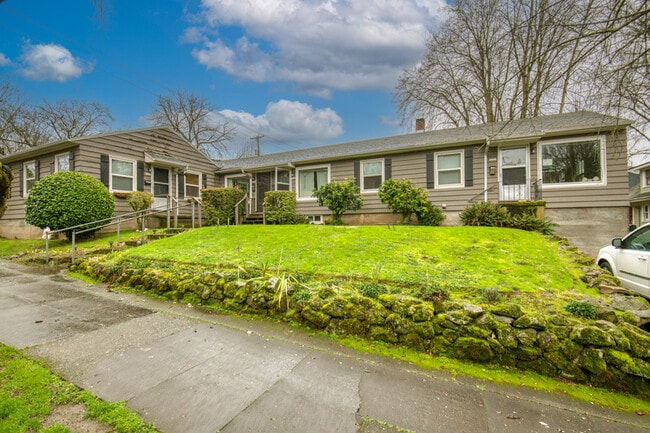 Building Photo - 3242-3248 SE Alder Ct - 3242.5