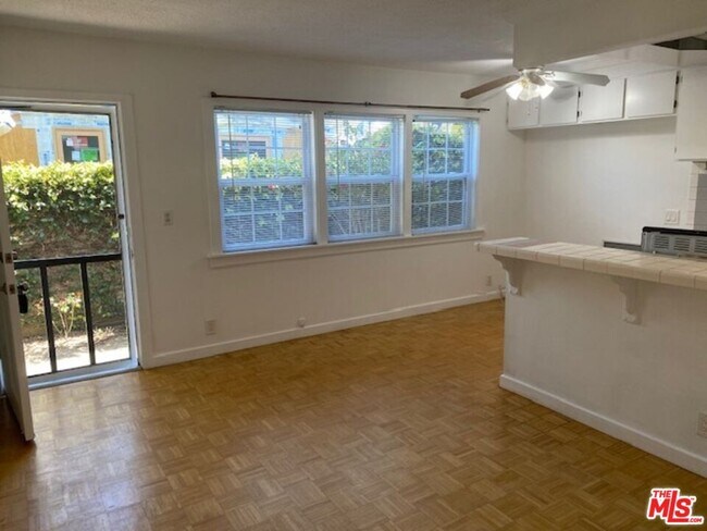 Building Photo - 835 Palms Blvd