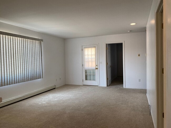 Building Photo - 2 Bed 2 Bath Townhome