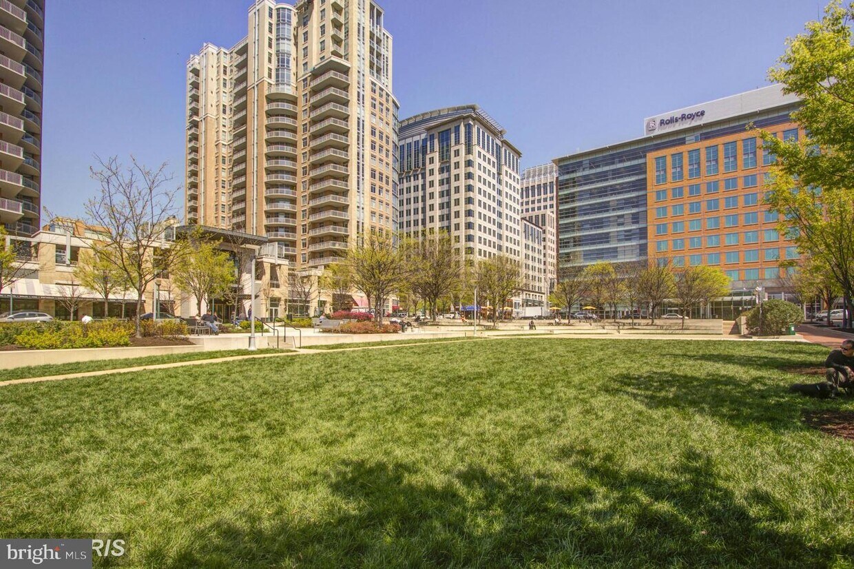 Foto principal - 11990 Market St