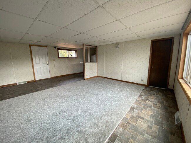 Building Photo - 106 Main St S