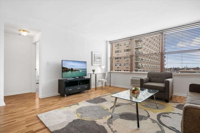 Building Photo - 330 River St