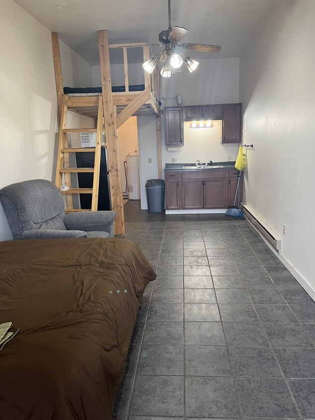 Building Photo - 403 Meadow Dr