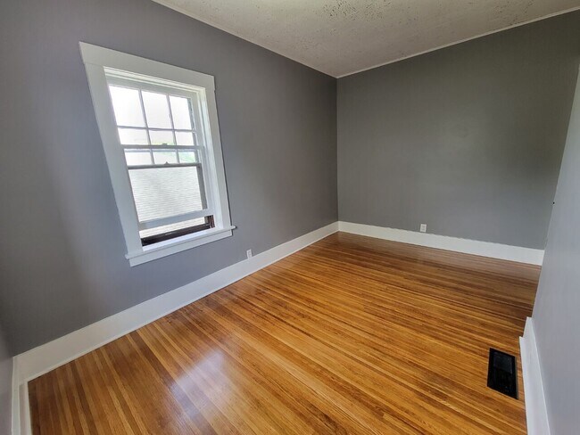 Building Photo - 1831 Monroe Ave, #2