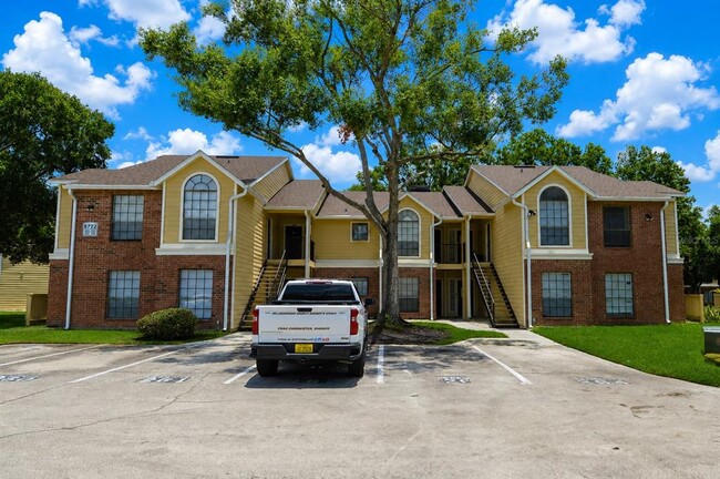Foto del edificio - 8722 Mallard Reserve Dr