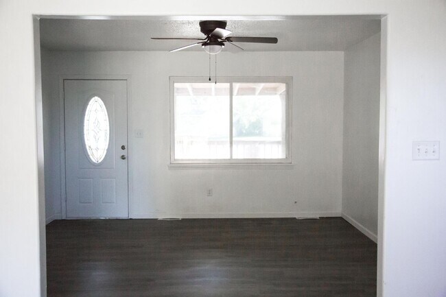 Building Photo - 5 bedroom 3 full bathroom available now!!