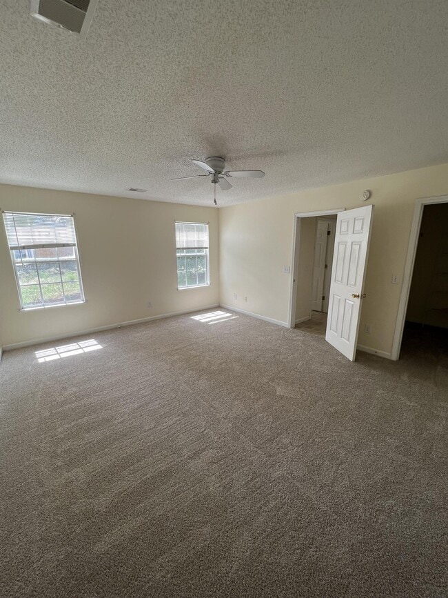 Building Photo - 221 Fox Grove Cir