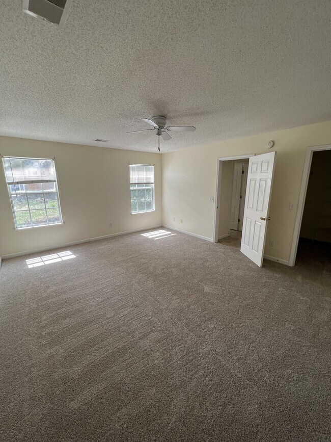 Foto del edificio - 221 Fox Grove Cir