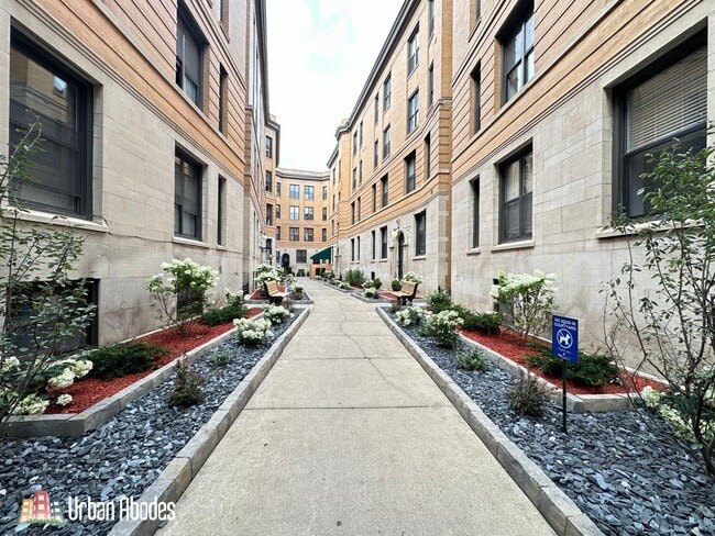 Building Photo - 442 W Belden Ave