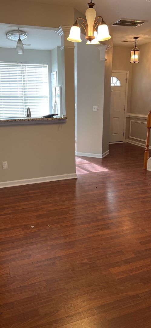 Foto del edificio - Must See Townhouse! Tons of Living Space! ...