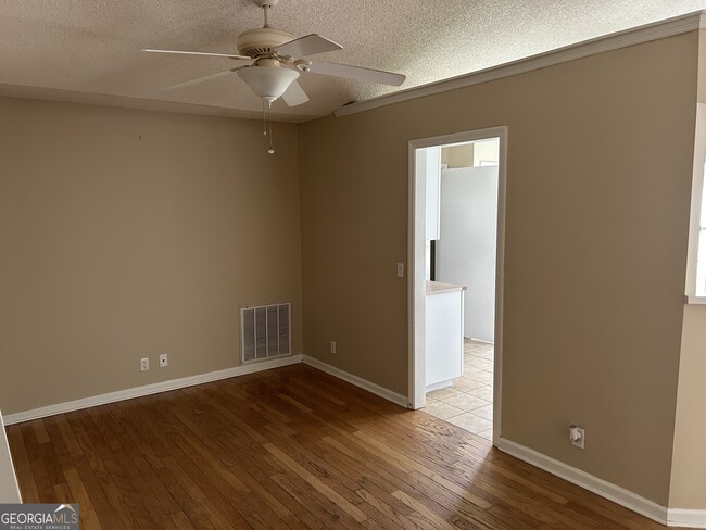 Foto del edificio - 147 Lakeside Dr