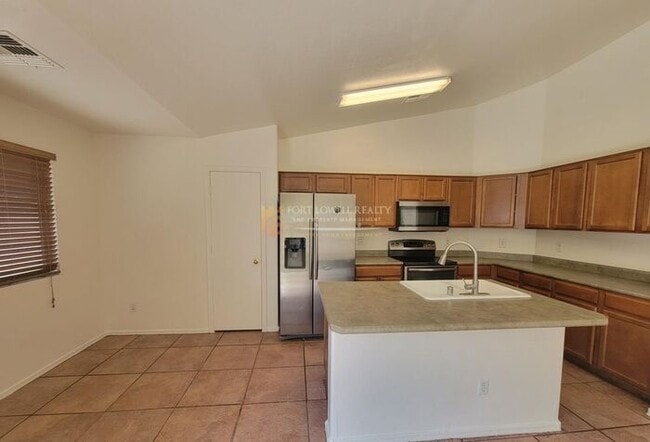 Building Photo - 3133 W Huntington Dr
