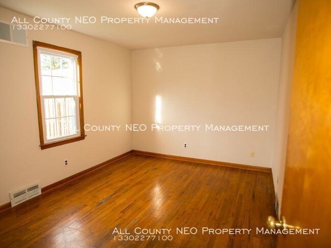 Building Photo - 3 bedroom in Struthers OH 44471