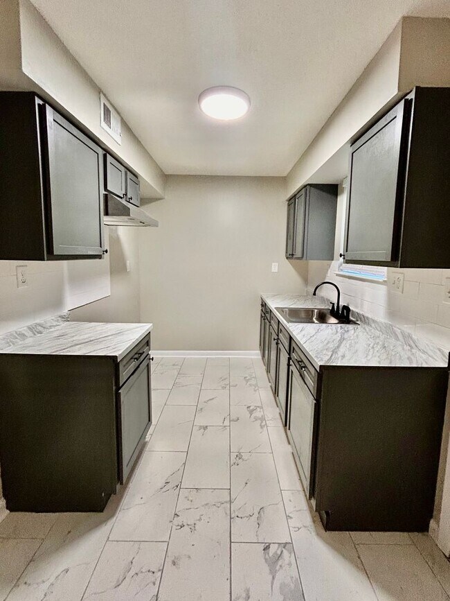 Foto del edificio - Cute 2-bedroom 1.5 bath duplex in Mid-Town