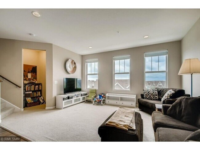 Foto del edificio - Spacious Modern Townhome in Prime Apple Valley Location | 4 Bed 4 Bath for $2,999!