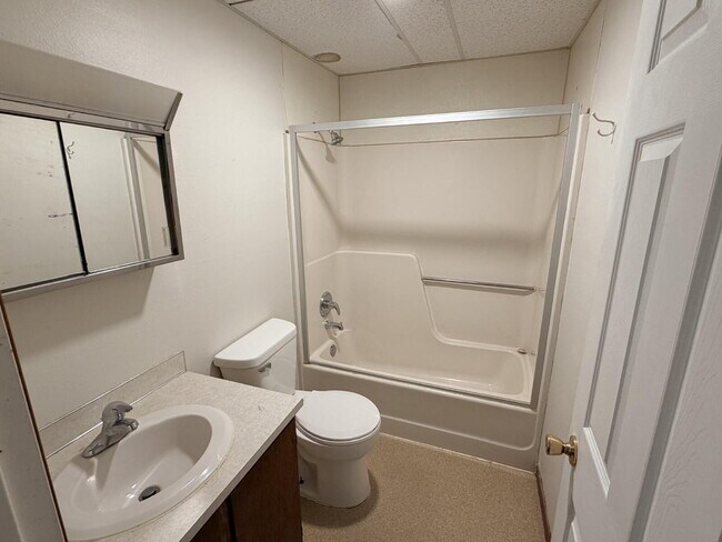 Foto del edificio - "Charming & Cozy 2-Bed Gem in Minot - Perfectly Priced & Ideally Located!"