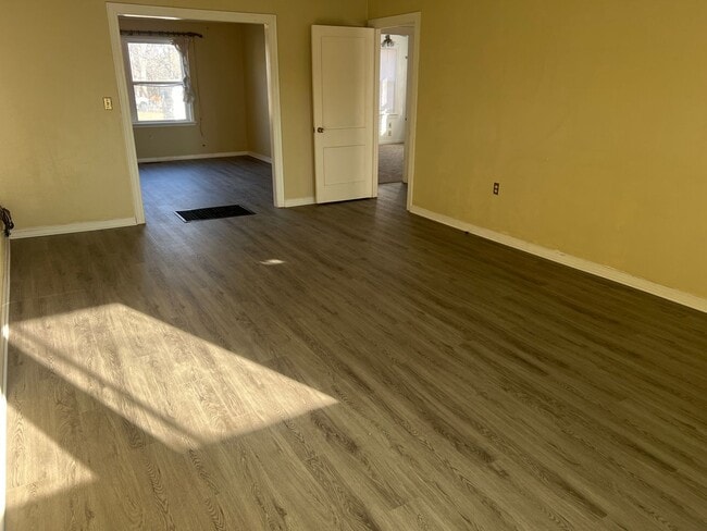 Building Photo - a charming 3 Bed 2 Bath House