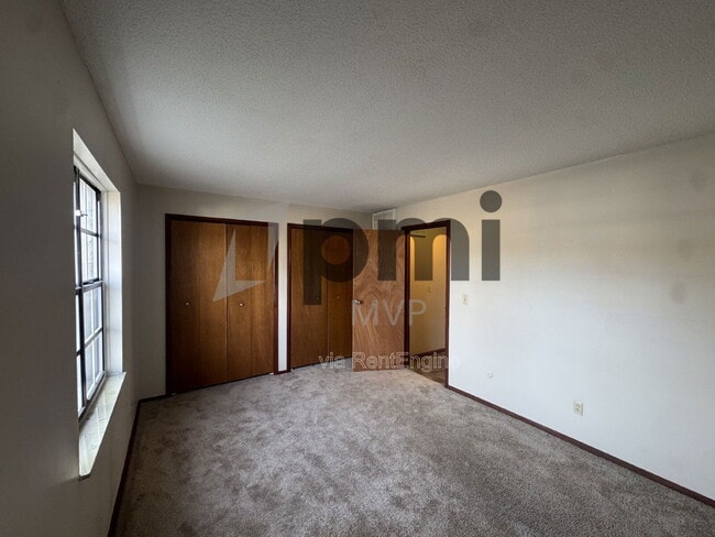 Building Photo - 90 Stornoway Dr W