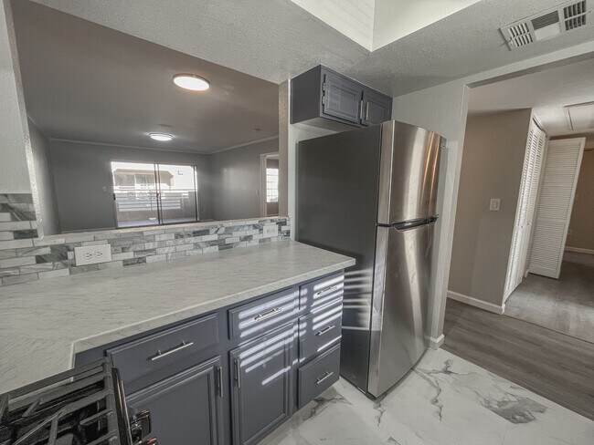 Foto del edificio - Elegant 3-Bedroom Condo with High-End Fini...