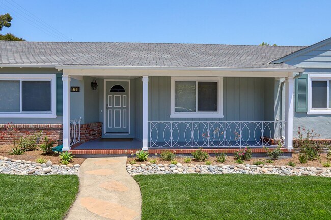 Building Photo - 4 Bed / 3 Bath Burlingame home near excell...