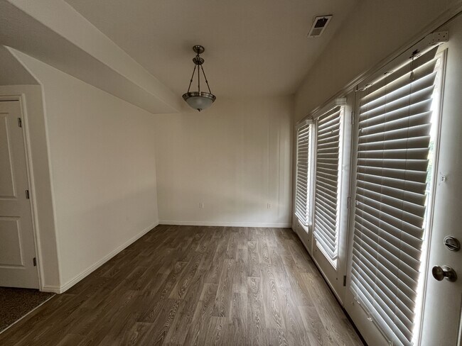 Building Photo - 5082 W Wind Rock Ln