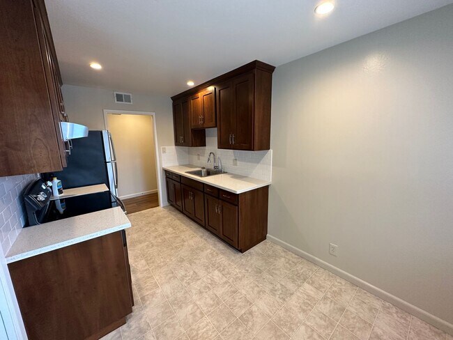 Foto del edificio - 3600 Crestmoor Dr